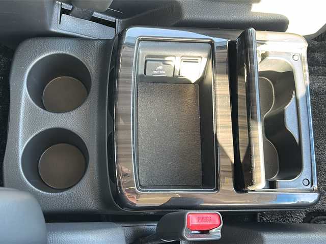 日産 エルグランド 250HWS アーバンクロム 沖縄県 2017(平29)年 2.1万km ブリリアントホワイトパール 純正ナビ　/（ＡＭ／ＦＭ／ＣＤ／ＤＶＤ／ＢＴ／ＴＶ）　/全方位モニター　/両側パワスラ　/クルーズコントロール　/コーナーセンサー　/オットマン　/ハーフレザー　/純正１８ＡＷ　/ＬＥＤヘッドライト/100V充電/オートライト/純正フロアマット/スマートキー/USB入力端子/横滑り防止