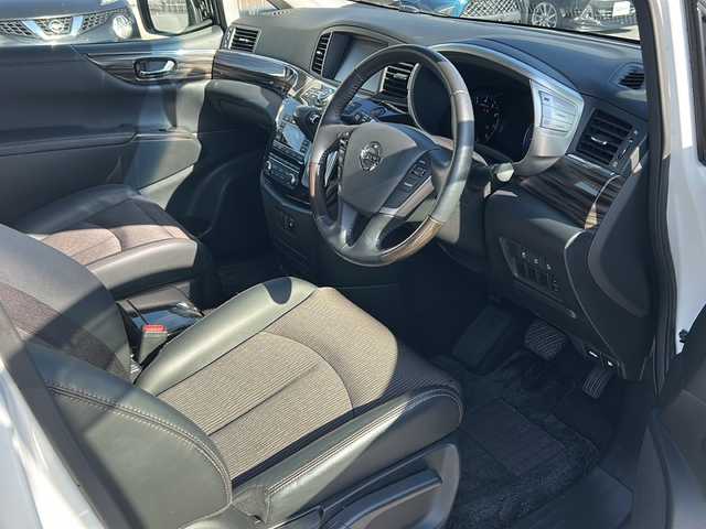 日産 エルグランド 250HWS アーバンクロム 沖縄県 2017(平29)年 2.1万km ブリリアントホワイトパール 純正ナビ　/（ＡＭ／ＦＭ／ＣＤ／ＤＶＤ／ＢＴ／ＴＶ）　/全方位モニター　/両側パワスラ　/クルーズコントロール　/コーナーセンサー　/オットマン　/ハーフレザー　/純正１８ＡＷ　/ＬＥＤヘッドライト/100V充電/オートライト/純正フロアマット/スマートキー/USB入力端子/横滑り防止