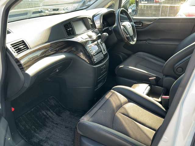 日産 エルグランド 250HWS アーバンクロム 沖縄県 2017(平29)年 2.1万km ブリリアントホワイトパール 純正ナビ　/（ＡＭ／ＦＭ／ＣＤ／ＤＶＤ／ＢＴ／ＴＶ）　/全方位モニター　/両側パワスラ　/クルーズコントロール　/コーナーセンサー　/オットマン　/ハーフレザー　/純正１８ＡＷ　/ＬＥＤヘッドライト/100V充電/オートライト/純正フロアマット/スマートキー/USB入力端子/横滑り防止