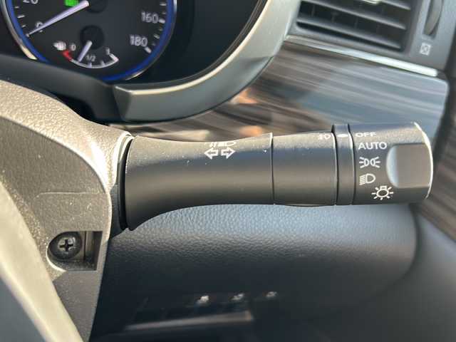 日産 エルグランド 250HWS アーバンクロム 沖縄県 2017(平29)年 2.1万km ブリリアントホワイトパール 純正ナビ　/（ＡＭ／ＦＭ／ＣＤ／ＤＶＤ／ＢＴ／ＴＶ）　/全方位モニター　/両側パワスラ　/クルーズコントロール　/コーナーセンサー　/オットマン　/ハーフレザー　/純正１８ＡＷ　/ＬＥＤヘッドライト/100V充電/オートライト/純正フロアマット/スマートキー/USB入力端子/横滑り防止