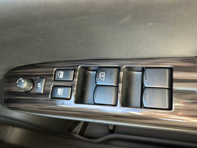 日産 エルグランド 250HWS アーバンクロム 沖縄県 2017(平29)年 2.1万km ブリリアントホワイトパール 純正ナビ　/（ＡＭ／ＦＭ／ＣＤ／ＤＶＤ／ＢＴ／ＴＶ）　/全方位モニター　/両側パワスラ　/クルーズコントロール　/コーナーセンサー　/オットマン　/ハーフレザー　/純正１８ＡＷ　/ＬＥＤヘッドライト/100V充電/オートライト/純正フロアマット/スマートキー/USB入力端子/横滑り防止