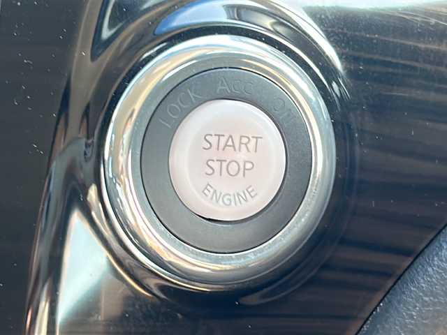 日産 エルグランド 250HWS アーバンクロム 沖縄県 2017(平29)年 2.1万km ブリリアントホワイトパール 純正ナビ　/（ＡＭ／ＦＭ／ＣＤ／ＤＶＤ／ＢＴ／ＴＶ）　/全方位モニター　/両側パワスラ　/クルーズコントロール　/コーナーセンサー　/オットマン　/ハーフレザー　/純正１８ＡＷ　/ＬＥＤヘッドライト/100V充電/オートライト/純正フロアマット/スマートキー/USB入力端子/横滑り防止