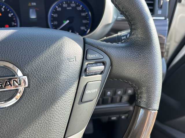 日産 エルグランド 250HWS アーバンクロム 沖縄県 2017(平29)年 2.1万km ブリリアントホワイトパール 純正ナビ　/（ＡＭ／ＦＭ／ＣＤ／ＤＶＤ／ＢＴ／ＴＶ）　/全方位モニター　/両側パワスラ　/クルーズコントロール　/コーナーセンサー　/オットマン　/ハーフレザー　/純正１８ＡＷ　/ＬＥＤヘッドライト/100V充電/オートライト/純正フロアマット/スマートキー/USB入力端子/横滑り防止