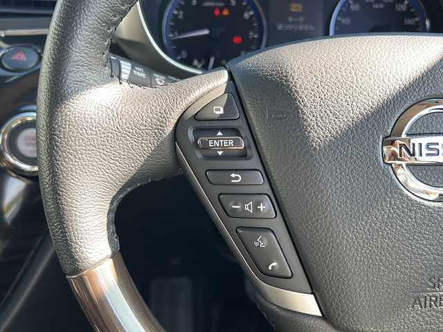 日産 エルグランド 250HWS アーバンクロム 沖縄県 2017(平29)年 2.1万km ブリリアントホワイトパール 純正ナビ　/（ＡＭ／ＦＭ／ＣＤ／ＤＶＤ／ＢＴ／ＴＶ）　/全方位モニター　/両側パワスラ　/クルーズコントロール　/コーナーセンサー　/オットマン　/ハーフレザー　/純正１８ＡＷ　/ＬＥＤヘッドライト/100V充電/オートライト/純正フロアマット/スマートキー/USB入力端子/横滑り防止