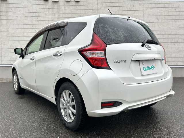 日産 ノート e－パワー X 山形県 2016(平28)年 6.6万km ブリリアントホワイトパール 社外ナビ/・フルセグTV/AM/FM/CD/Bluetooth/衝突被害軽減システム/ドライブレコーダー/バックカメラ/レーンキープアシスト/オートライト/横滑り防止装置/ETC/純正フロアマット/スマートキー/スペアキー/プッシュスタート/ドアバイザー