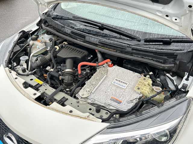 日産 ノート e－パワー X 山形県 2016(平28)年 6.6万km ブリリアントホワイトパール 社外ナビ/・フルセグTV/AM/FM/CD/Bluetooth/衝突被害軽減システム/ドライブレコーダー/バックカメラ/レーンキープアシスト/オートライト/横滑り防止装置/ETC/純正フロアマット/スマートキー/スペアキー/プッシュスタート/ドアバイザー