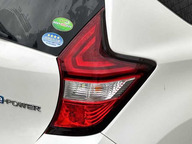 日産 ノート e－パワー X 山形県 2016(平28)年 6.6万km ブリリアントホワイトパール 社外ナビ/・フルセグTV/AM/FM/CD/Bluetooth/衝突被害軽減システム/ドライブレコーダー/バックカメラ/レーンキープアシスト/オートライト/横滑り防止装置/ETC/純正フロアマット/スマートキー/スペアキー/プッシュスタート/ドアバイザー