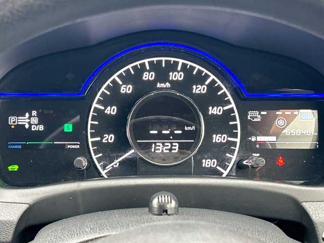 日産 ノート e－パワー X 山形県 2016(平28)年 6.6万km ブリリアントホワイトパール 社外ナビ/・フルセグTV/AM/FM/CD/Bluetooth/衝突被害軽減システム/ドライブレコーダー/バックカメラ/レーンキープアシスト/オートライト/横滑り防止装置/ETC/純正フロアマット/スマートキー/スペアキー/プッシュスタート/ドアバイザー