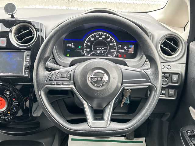 日産 ノート e－パワー X 山形県 2016(平28)年 6.6万km ブリリアントホワイトパール 社外ナビ/・フルセグTV/AM/FM/CD/Bluetooth/衝突被害軽減システム/ドライブレコーダー/バックカメラ/レーンキープアシスト/オートライト/横滑り防止装置/ETC/純正フロアマット/スマートキー/スペアキー/プッシュスタート/ドアバイザー