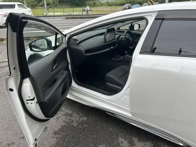 トヨタ プリウス Z 神奈川県 2023(令5)年 1.6万km プラチナホワイトパールマイカ ワンオーナー/クルーズコントロール/アラウンドビュー/ステアリングヒーター/デジタルインナーミラー/ETC2.0/電動バックドア