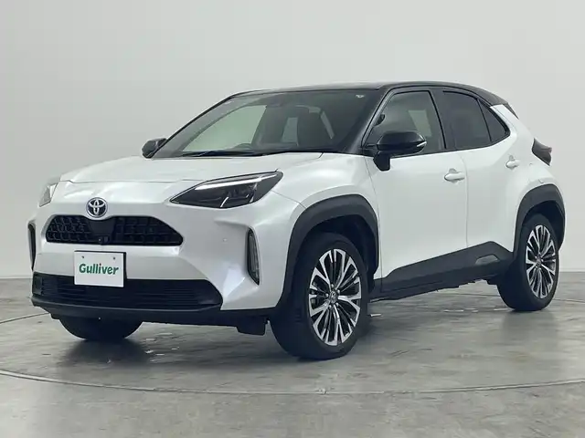 トヨタ ヤリスクロス ハイブリッド Z 群馬県 2023(令5)年 5.7万km ブラックマイカ/プラチナホワイトパールマイカ 純正８型ディスプレイオーディオ　全周囲カメラ　アダプティブクルーズコントロール　レーンキープアシスト　シートヒーター　パワーシート　オートマチックハイビーム　クリアランスソナー　ＥＴＣ　ＬＥＤ　禁煙車