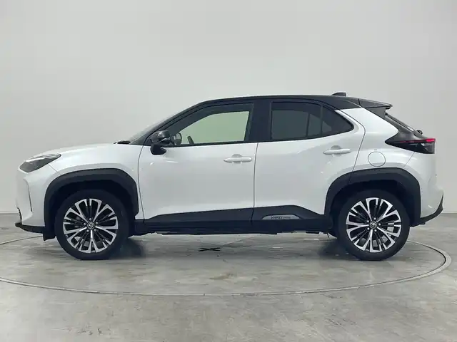トヨタ ヤリスクロス ハイブリッド Z 群馬県 2023(令5)年 5.7万km ブラックマイカ/プラチナホワイトパールマイカ 純正８型ディスプレイオーディオ　全周囲カメラ　アダプティブクルーズコントロール　レーンキープアシスト　シートヒーター　パワーシート　オートマチックハイビーム　クリアランスソナー　ＥＴＣ　ＬＥＤ　禁煙車