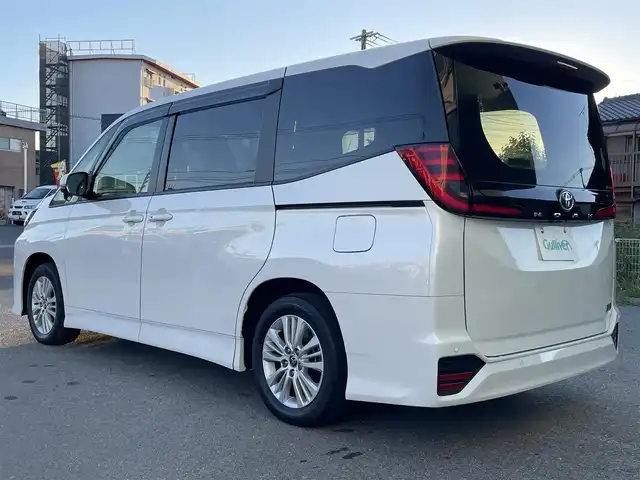 トヨタ ノア ハイブリッド S－G 福岡県 2022(令4)年 5.3万km ホワイトパールクリスタルシャイン 純正ナビ（BT/フルセグ/AM/FM/DISC/HDMI)/Bカメラ/両側パワースライドドア/レーダークルーズコントロール/LEDヘッドライト/オートマチックハイビーム/オートライト/ハーフレザーシート/DN席シートヒーター/純正16インチAW/ステアリングスイッチ/横滑り防止装置/コーナーセンサー/レーンキープアシスト/盗難防止装置/衝突被害軽減システム/BrakeHold/前後ドライブレコーダー/スマートキー/ETC2.0/取扱説明書