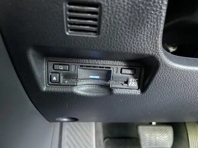 トヨタ ノア ハイブリッド S－G 福岡県 2022(令4)年 5.3万km ホワイトパールクリスタルシャイン 純正ナビ（BT/フルセグ/AM/FM/DISC/HDMI)/Bカメラ/両側パワースライドドア/レーダークルーズコントロール/LEDヘッドライト/オートマチックハイビーム/オートライト/ハーフレザーシート/DN席シートヒーター/純正16インチAW/ステアリングスイッチ/横滑り防止装置/コーナーセンサー/レーンキープアシスト/盗難防止装置/衝突被害軽減システム/BrakeHold/前後ドライブレコーダー/スマートキー/ETC2.0/取扱説明書