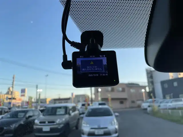 トヨタ ノア ハイブリッド S－G 福岡県 2022(令4)年 5.3万km ホワイトパールクリスタルシャイン 純正ナビ（BT/フルセグ/AM/FM/DISC/HDMI)/Bカメラ/両側パワースライドドア/レーダークルーズコントロール/LEDヘッドライト/オートマチックハイビーム/オートライト/ハーフレザーシート/DN席シートヒーター/純正16インチAW/ステアリングスイッチ/横滑り防止装置/コーナーセンサー/レーンキープアシスト/盗難防止装置/衝突被害軽減システム/BrakeHold/前後ドライブレコーダー/スマートキー/ETC2.0/取扱説明書