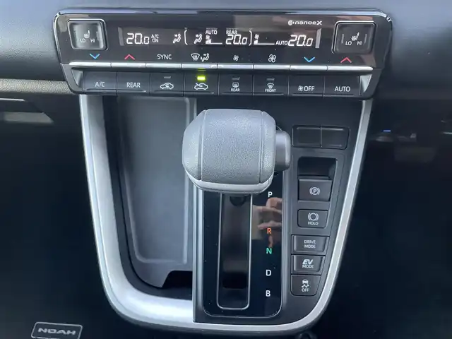 トヨタ ノア ハイブリッド S－G 福岡県 2022(令4)年 5.3万km ホワイトパールクリスタルシャイン 純正ナビ（BT/フルセグ/AM/FM/DISC/HDMI)/Bカメラ/両側パワースライドドア/レーダークルーズコントロール/LEDヘッドライト/オートマチックハイビーム/オートライト/ハーフレザーシート/DN席シートヒーター/純正16インチAW/ステアリングスイッチ/横滑り防止装置/コーナーセンサー/レーンキープアシスト/盗難防止装置/衝突被害軽減システム/BrakeHold/前後ドライブレコーダー/スマートキー/ETC2.0/取扱説明書