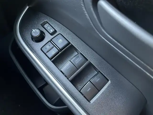 トヨタ ノア ハイブリッド S－G 福岡県 2022(令4)年 5.3万km ホワイトパールクリスタルシャイン 純正ナビ（BT/フルセグ/AM/FM/DISC/HDMI)/Bカメラ/両側パワースライドドア/レーダークルーズコントロール/LEDヘッドライト/オートマチックハイビーム/オートライト/ハーフレザーシート/DN席シートヒーター/純正16インチAW/ステアリングスイッチ/横滑り防止装置/コーナーセンサー/レーンキープアシスト/盗難防止装置/衝突被害軽減システム/BrakeHold/前後ドライブレコーダー/スマートキー/ETC2.0/取扱説明書