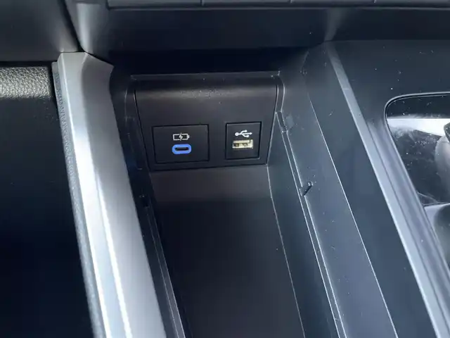 トヨタ ノア ハイブリッド S－G 福岡県 2022(令4)年 5.3万km ホワイトパールクリスタルシャイン 純正ナビ（BT/フルセグ/AM/FM/DISC/HDMI)/Bカメラ/両側パワースライドドア/レーダークルーズコントロール/LEDヘッドライト/オートマチックハイビーム/オートライト/ハーフレザーシート/DN席シートヒーター/純正16インチAW/ステアリングスイッチ/横滑り防止装置/コーナーセンサー/レーンキープアシスト/盗難防止装置/衝突被害軽減システム/BrakeHold/前後ドライブレコーダー/スマートキー/ETC2.0/取扱説明書