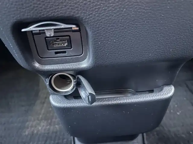 トヨタ ノア ハイブリッド S－G 福岡県 2022(令4)年 5.3万km ホワイトパールクリスタルシャイン 純正ナビ（BT/フルセグ/AM/FM/DISC/HDMI)/Bカメラ/両側パワースライドドア/レーダークルーズコントロール/LEDヘッドライト/オートマチックハイビーム/オートライト/ハーフレザーシート/DN席シートヒーター/純正16インチAW/ステアリングスイッチ/横滑り防止装置/コーナーセンサー/レーンキープアシスト/盗難防止装置/衝突被害軽減システム/BrakeHold/前後ドライブレコーダー/スマートキー/ETC2.0/取扱説明書