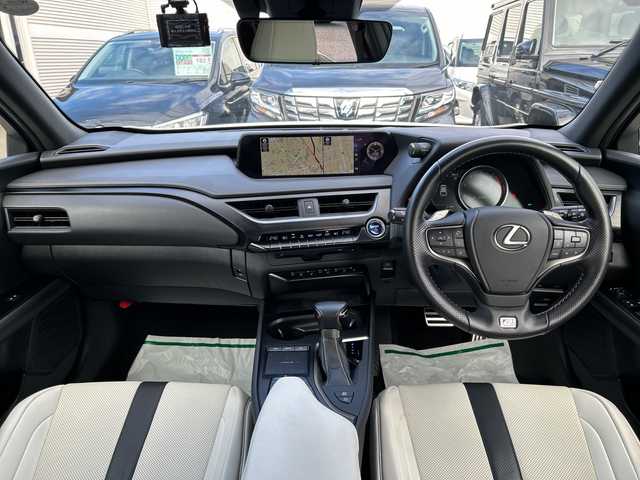 レクサス ＵＸ 250h Fスポーツ 東京都 2021(令3)年 2.2万km ホワイトノーヴァガラスフレーク ワンオーナー/新車時保証書 整備記録簿/取扱説明書　ナビ説明書/レーンキープアシスト/プリクラッシュセーフティー/レーダークルーズコントロール/BSM/純正メーカーSDナビ/フルセグTV/SD/CD/DVD/BD/SDREC/BT/USB/AUX/全方位カメラ　前後ドライブレコーダー/ビルトインETC【2.0】/ヘッドアップディスプレイ/白色レザーシート/シートヒーター/エアシート/フロントパワーシート【運転席メモリー付】/LEDヘッドライト/ハンドルヒーター/電動リアゲート/スマートキー×2/スマートカードキー×1/パドルシフト付革まきハンドル/純正18インチアルミ