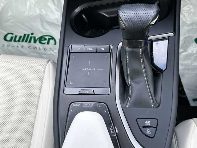 レクサス ＵＸ 250h Fスポーツ 東京都 2021(令3)年 2.2万km ホワイトノーヴァガラスフレーク ワンオーナー/新車時保証書 整備記録簿/取扱説明書　ナビ説明書/レーンキープアシスト/プリクラッシュセーフティー/レーダークルーズコントロール/BSM/純正メーカーSDナビ/フルセグTV/SD/CD/DVD/BD/SDREC/BT/USB/AUX/全方位カメラ　前後ドライブレコーダー/ビルトインETC【2.0】/ヘッドアップディスプレイ/白色レザーシート/シートヒーター/エアシート/フロントパワーシート【運転席メモリー付】/LEDヘッドライト/ハンドルヒーター/電動リアゲート/スマートキー×2/スマートカードキー×1/パドルシフト付革まきハンドル/純正18インチアルミ