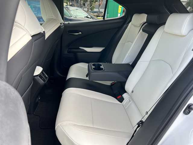 レクサス ＵＸ 250h Fスポーツ 東京都 2021(令3)年 2.2万km ホワイトノーヴァガラスフレーク ワンオーナー/新車時保証書 整備記録簿/取扱説明書　ナビ説明書/レーンキープアシスト/プリクラッシュセーフティー/レーダークルーズコントロール/BSM/純正メーカーSDナビ/フルセグTV/SD/CD/DVD/BD/SDREC/BT/USB/AUX/全方位カメラ　前後ドライブレコーダー/ビルトインETC【2.0】/ヘッドアップディスプレイ/白色レザーシート/シートヒーター/エアシート/フロントパワーシート【運転席メモリー付】/LEDヘッドライト/ハンドルヒーター/電動リアゲート/スマートキー×2/スマートカードキー×1/パドルシフト付革まきハンドル/純正18インチアルミ