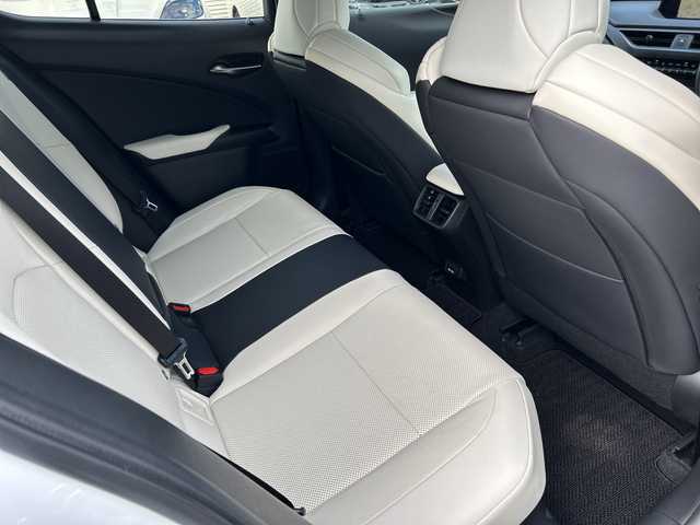 レクサス ＵＸ 250h Fスポーツ 東京都 2021(令3)年 2.2万km ホワイトノーヴァガラスフレーク ワンオーナー/新車時保証書 整備記録簿/取扱説明書　ナビ説明書/レーンキープアシスト/プリクラッシュセーフティー/レーダークルーズコントロール/BSM/純正メーカーSDナビ/フルセグTV/SD/CD/DVD/BD/SDREC/BT/USB/AUX/全方位カメラ　前後ドライブレコーダー/ビルトインETC【2.0】/ヘッドアップディスプレイ/白色レザーシート/シートヒーター/エアシート/フロントパワーシート【運転席メモリー付】/LEDヘッドライト/ハンドルヒーター/電動リアゲート/スマートキー×2/スマートカードキー×1/パドルシフト付革まきハンドル/純正18インチアルミ