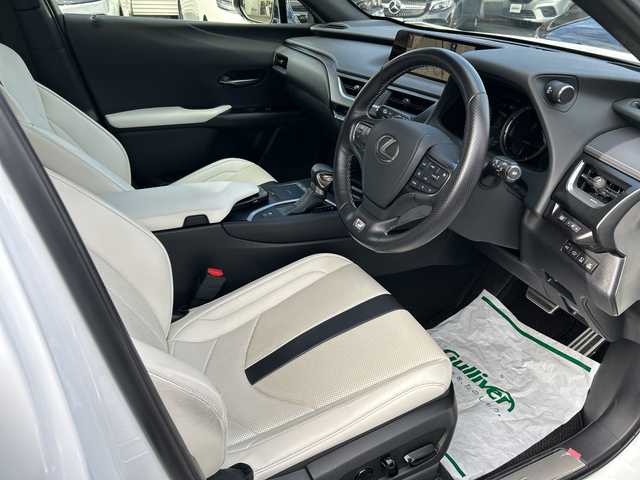 レクサス ＵＸ 250h Fスポーツ 東京都 2021(令3)年 2.2万km ホワイトノーヴァガラスフレーク ワンオーナー/新車時保証書 整備記録簿/取扱説明書　ナビ説明書/レーンキープアシスト/プリクラッシュセーフティー/レーダークルーズコントロール/BSM/純正メーカーSDナビ/フルセグTV/SD/CD/DVD/BD/SDREC/BT/USB/AUX/全方位カメラ　前後ドライブレコーダー/ビルトインETC【2.0】/ヘッドアップディスプレイ/白色レザーシート/シートヒーター/エアシート/フロントパワーシート【運転席メモリー付】/LEDヘッドライト/ハンドルヒーター/電動リアゲート/スマートキー×2/スマートカードキー×1/パドルシフト付革まきハンドル/純正18インチアルミ