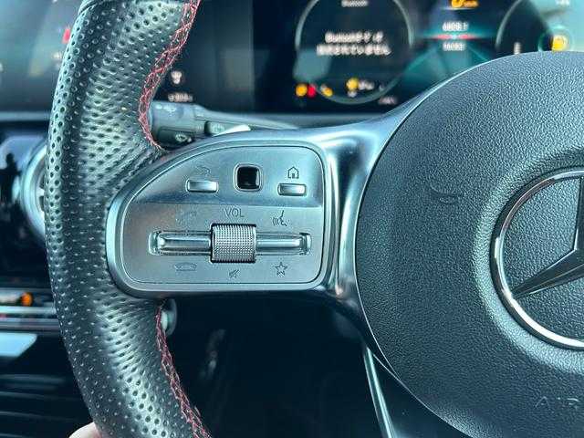 メルセデス・ベンツ Ａ２００ｄ AMGライン 埼玉県 2019(令1)年 5.6万km コスモスブラック 赤黒革シート　/レザーエクスクルーシブＰＫＧ　/アドバンスドＰＫＧ　/レーダーセーフティＰＫＧ　/ＡＣＣ　/純正ナビ　/フルセグＴＶ　/アンビエントライト　/全周囲カメラ　/ヘッドアップディスプレイ　/ドライブレコーダー