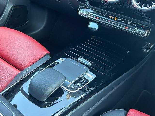 メルセデス・ベンツ Ａ２００ｄ AMGライン 埼玉県 2019(令1)年 5.6万km コスモスブラック 赤黒革シート　/レザーエクスクルーシブＰＫＧ　/アドバンスドＰＫＧ　/レーダーセーフティＰＫＧ　/ＡＣＣ　/純正ナビ　/フルセグＴＶ　/アンビエントライト　/全周囲カメラ　/ヘッドアップディスプレイ　/ドライブレコーダー