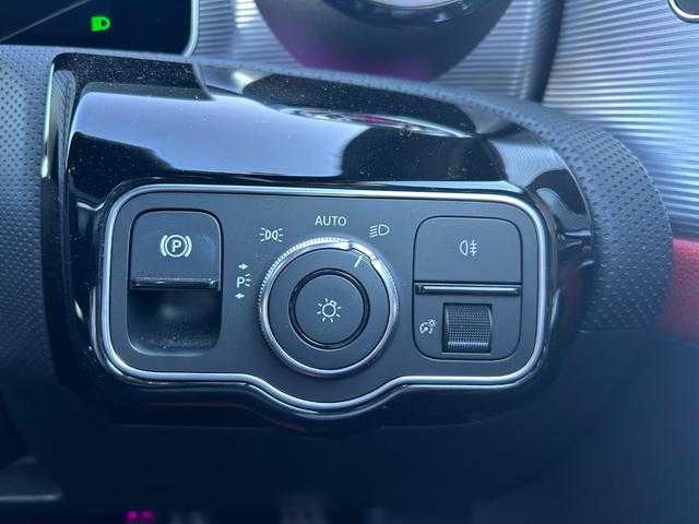 メルセデス・ベンツ Ａ２００ｄ AMGライン 埼玉県 2019(令1)年 5.6万km コスモスブラック 赤黒革シート　/レザーエクスクルーシブＰＫＧ　/アドバンスドＰＫＧ　/レーダーセーフティＰＫＧ　/ＡＣＣ　/純正ナビ　/フルセグＴＶ　/アンビエントライト　/全周囲カメラ　/ヘッドアップディスプレイ　/ドライブレコーダー