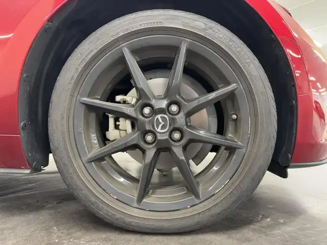 マツダ ロードスター S レザーパッケージ 三重県 2020(令2)年 4.9万km ソウルレッドクリスタルM プレミアムガソリン/FR/MTモード付フロア6AT/純正 7インチナビ/（FM/AM/aha/Stitcher/Bluetooth/USB/CD/AUX/DVD/TV/CarPlay/AndroidAuto）/ドライブレコーダー 前後/ビルトイン ETC（助手席背面パネル）/BOSEサウンドシステム/i-ACTIVSENSE（安全機能）/・スマートシティブレーキサポート（SCBS）/・車線逸脱警報システム（LDWS）/・ブラインドスポットモニタリングシステム（BSM）/・交通標識認識システム（TSR）/・ドライバーアテンションアラート（DAA）/・ハイビームコントロールシステム（HBC）/・パーキングセンサーシステム（前後）/・ABS/・横滑り防止装置/装備/・本革シート/・シートヒーター（D/N）/・オートエアコン/・オートライト/・LEDヘッドランプ/・レインセンサーワイパー（オートワイパー）/・電動調整ドアミラー/・純正16inAW/・プッシュスタート/・ステアリングスイッチ/・スマートキーx1/・保