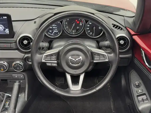 マツダ ロードスター S レザーパッケージ 三重県 2020(令2)年 4.9万km ソウルレッドクリスタルM プレミアムガソリン/FR/MTモード付フロア6AT/純正 7インチナビ/（FM/AM/aha/Stitcher/Bluetooth/USB/CD/AUX/DVD/TV/CarPlay/AndroidAuto）/ドライブレコーダー 前後/ビルトイン ETC（助手席背面パネル）/BOSEサウンドシステム/i-ACTIVSENSE（安全機能）/・スマートシティブレーキサポート（SCBS）/・車線逸脱警報システム（LDWS）/・ブラインドスポットモニタリングシステム（BSM）/・交通標識認識システム（TSR）/・ドライバーアテンションアラート（DAA）/・ハイビームコントロールシステム（HBC）/・パーキングセンサーシステム（前後）/・ABS/・横滑り防止装置/装備/・本革シート/・シートヒーター（D/N）/・オートエアコン/・オートライト/・LEDヘッドランプ/・レインセンサーワイパー（オートワイパー）/・電動調整ドアミラー/・純正16inAW/・プッシュスタート/・ステアリングスイッチ/・スマートキーx1/・保