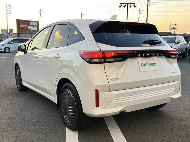 日産 ノート X 岐阜県 2024(令6)年 0.4万km ピュアホワイトパール 純正ナビ　/バックカメラ　/ＥＴＣ　/盗難防止装置　/横滑り防止装置　/アイドリングストップ　/エマージェンシーブレーキ　/前後コーナーセンサー　/ＬＥＤヘッドライト　/オートライト　/プッシュスタート　/スマートキー/スペアキー/純正フロアマット