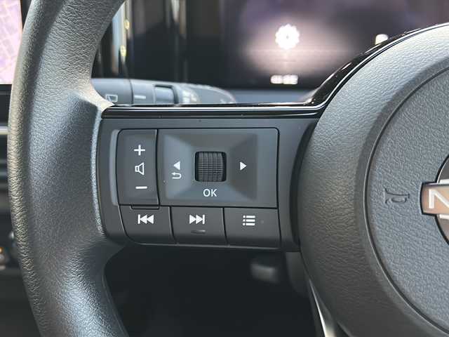 日産 ノート X 岐阜県 2024(令6)年 0.4万km ピュアホワイトパール 純正ナビ　/バックカメラ　/ＥＴＣ　/盗難防止装置　/横滑り防止装置　/アイドリングストップ　/エマージェンシーブレーキ　/前後コーナーセンサー　/ＬＥＤヘッドライト　/オートライト　/プッシュスタート　/スマートキー/スペアキー/純正フロアマット