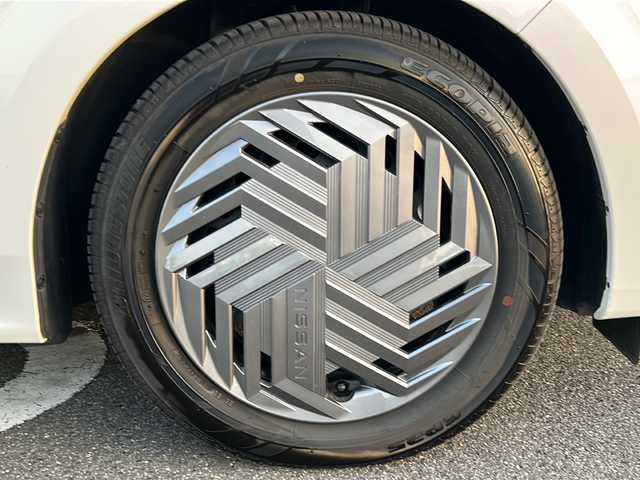 日産 ノート X 岐阜県 2024(令6)年 0.4万km ピュアホワイトパール 純正ナビ　/バックカメラ　/ＥＴＣ　/盗難防止装置　/横滑り防止装置　/アイドリングストップ　/エマージェンシーブレーキ　/前後コーナーセンサー　/ＬＥＤヘッドライト　/オートライト　/プッシュスタート　/スマートキー/スペアキー/純正フロアマット