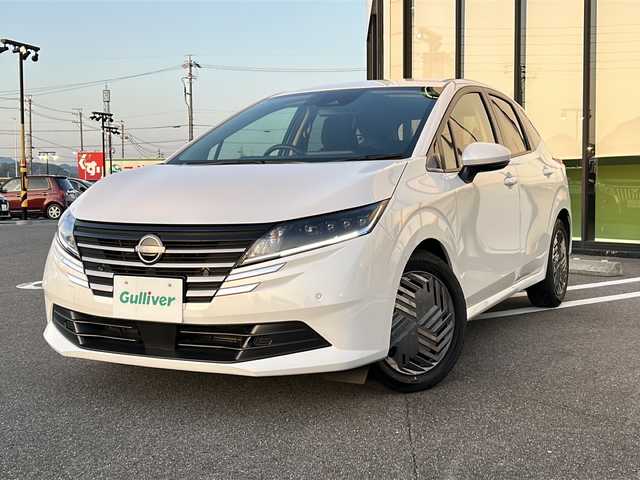 日産 ノート X 岐阜県 2024(令6)年 0.4万km ピュアホワイトパール 純正ナビ　/バックカメラ　/ＥＴＣ　/盗難防止装置　/横滑り防止装置　/アイドリングストップ　/エマージェンシーブレーキ　/前後コーナーセンサー　/ＬＥＤヘッドライト　/オートライト　/プッシュスタート　/スマートキー/スペアキー/純正フロアマット