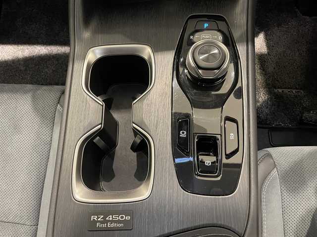 レクサス ＲＺ 450e バージョンL ファーストED 熊本県 2023(令5)年 1.7万km グラファイトブラックガラスフレーク スマートキー/プッシュスタート/フルセグTV/プリクラッシュセーフティー/アドバンスドドライブ/ロードサインアシスト/クロストラフィックアラート/レーンチェンジアシスト/プロアクティブドライビングアシスト/オートアシスト/パワーシート/エアシート/シートヒーター/ハンドルヒーター/アダプティブクルーズコントロール/ETC2.0/ガラスルーフ/ワイヤレス充電/デジタルインナーミラー/パワーバックドア
