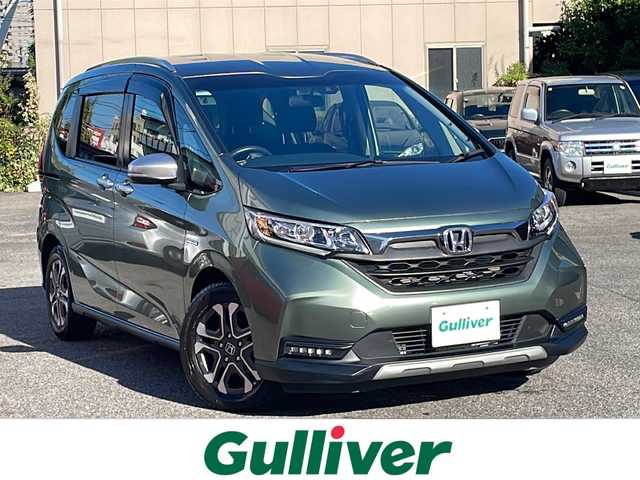 ホンダ フリード ハイブリット クロスター ホンダセンシング 愛知県 2022(令4)年 1.3万km シルバーミストグリーンM /禁煙車//ワンオーナー//純正ナビ【VXM-224VFi】//フルセグTV・DVD・Bluetooth//両側パワースライドドア//LEDヘッドライト+アクティブコーナリングライト//オートライト//CROSSTAR専用装備//ルーフレール//純正15インチアルミホイール//木目調インパネミドルエリア//コンビシート(プライムスムース×ファブリック)//Cパッケージ（ロールサンシェード、IRカット、コンフォートビューパッケージ、D/N席シートヒーター、プラズマクラスター技術搭載フルオートエアコン//HondaSENSING//衝突軽減ブレーキ//先行車発進お知らせ機能//歩行者事故低減ステアリング//路外逸脱抑制機能//アダプティブクルーズコントロール//レーンキープアシスト//誤発進抑制苦悩//後方誤発進抑制機能//電動格納式ウインカーミラー//オートリトラミラー//純正フロアマット//ステアリングスイッチ//ETC//オートライト//スペアキー//新車保証書//取扱説明書