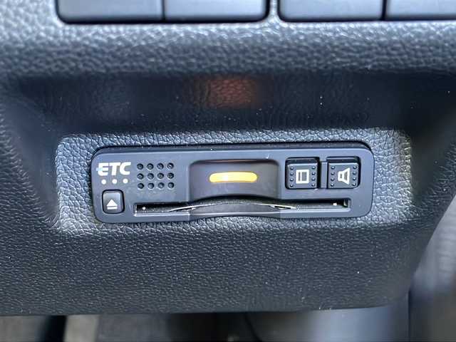 ホンダ フリード ハイブリット クロスター ホンダセンシング 愛知県 2022(令4)年 1.3万km シルバーミストグリーンM /禁煙車//ワンオーナー//純正ナビ【VXM-224VFi】//フルセグTV・DVD・Bluetooth//両側パワースライドドア//LEDヘッドライト+アクティブコーナリングライト//オートライト//CROSSTAR専用装備//ルーフレール//純正15インチアルミホイール//木目調インパネミドルエリア//コンビシート(プライムスムース×ファブリック)//Cパッケージ（ロールサンシェード、IRカット、コンフォートビューパッケージ、D/N席シートヒーター、プラズマクラスター技術搭載フルオートエアコン//HondaSENSING//衝突軽減ブレーキ//先行車発進お知らせ機能//歩行者事故低減ステアリング//路外逸脱抑制機能//アダプティブクルーズコントロール//レーンキープアシスト//誤発進抑制苦悩//後方誤発進抑制機能//電動格納式ウインカーミラー//オートリトラミラー//純正フロアマット//ステアリングスイッチ//ETC//オートライト//スペアキー//新車保証書//取扱説明書