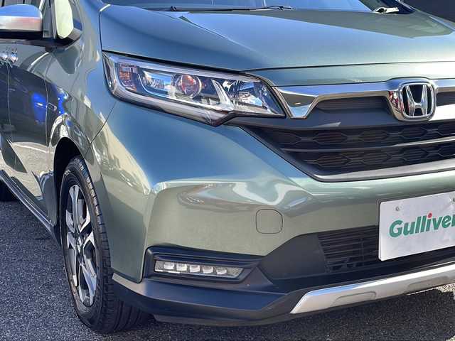 ホンダ フリード ハイブリット クロスター ホンダセンシング 愛知県 2022(令4)年 1.3万km シルバーミストグリーンM /禁煙車//ワンオーナー//純正ナビ【VXM-224VFi】//フルセグTV・DVD・Bluetooth//両側パワースライドドア//LEDヘッドライト+アクティブコーナリングライト//オートライト//CROSSTAR専用装備//ルーフレール//純正15インチアルミホイール//木目調インパネミドルエリア//コンビシート(プライムスムース×ファブリック)//Cパッケージ（ロールサンシェード、IRカット、コンフォートビューパッケージ、D/N席シートヒーター、プラズマクラスター技術搭載フルオートエアコン//HondaSENSING//衝突軽減ブレーキ//先行車発進お知らせ機能//歩行者事故低減ステアリング//路外逸脱抑制機能//アダプティブクルーズコントロール//レーンキープアシスト//誤発進抑制苦悩//後方誤発進抑制機能//電動格納式ウインカーミラー//オートリトラミラー//純正フロアマット//ステアリングスイッチ//ETC//オートライト//スペアキー//新車保証書//取扱説明書