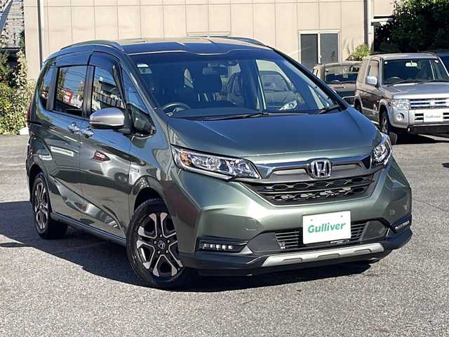 ホンダ フリード ハイブリット クロスター ホンダセンシング 愛知県 2022(令4)年 1.3万km シルバーミストグリーンM /禁煙車//ワンオーナー//純正ナビ【VXM-224VFi】//フルセグTV・DVD・Bluetooth//両側パワースライドドア//LEDヘッドライト+アクティブコーナリングライト//オートライト//CROSSTAR専用装備//ルーフレール//純正15インチアルミホイール//木目調インパネミドルエリア//コンビシート(プライムスムース×ファブリック)//Cパッケージ（ロールサンシェード、IRカット、コンフォートビューパッケージ、D/N席シートヒーター、プラズマクラスター技術搭載フルオートエアコン//HondaSENSING//衝突軽減ブレーキ//先行車発進お知らせ機能//歩行者事故低減ステアリング//路外逸脱抑制機能//アダプティブクルーズコントロール//レーンキープアシスト//誤発進抑制苦悩//後方誤発進抑制機能//電動格納式ウインカーミラー//オートリトラミラー//純正フロアマット//ステアリングスイッチ//ETC//オートライト//スペアキー//新車保証書//取扱説明書