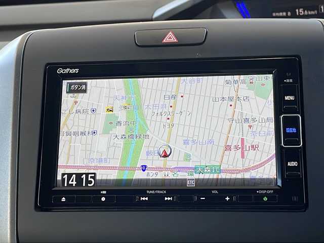 ホンダ フリード ハイブリット クロスター ホンダセンシング 愛知県 2022(令4)年 1.3万km シルバーミストグリーンM /禁煙車//ワンオーナー//純正ナビ【VXM-224VFi】//フルセグTV・DVD・Bluetooth//両側パワースライドドア//LEDヘッドライト+アクティブコーナリングライト//オートライト//CROSSTAR専用装備//ルーフレール//純正15インチアルミホイール//木目調インパネミドルエリア//コンビシート(プライムスムース×ファブリック)//Cパッケージ（ロールサンシェード、IRカット、コンフォートビューパッケージ、D/N席シートヒーター、プラズマクラスター技術搭載フルオートエアコン//HondaSENSING//衝突軽減ブレーキ//先行車発進お知らせ機能//歩行者事故低減ステアリング//路外逸脱抑制機能//アダプティブクルーズコントロール//レーンキープアシスト//誤発進抑制苦悩//後方誤発進抑制機能//電動格納式ウインカーミラー//オートリトラミラー//純正フロアマット//ステアリングスイッチ//ETC//オートライト//スペアキー//新車保証書//取扱説明書