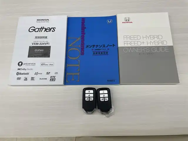 ホンダ フリード ハイブリット クロスター ホンダセンシング 愛知県 2022(令4)年 1.3万km シルバーミストグリーンM /禁煙車//ワンオーナー//純正ナビ【VXM-224VFi】//フルセグTV・DVD・Bluetooth//両側パワースライドドア//LEDヘッドライト+アクティブコーナリングライト//オートライト//CROSSTAR専用装備//ルーフレール//純正15インチアルミホイール//木目調インパネミドルエリア//コンビシート(プライムスムース×ファブリック)//Cパッケージ（ロールサンシェード、IRカット、コンフォートビューパッケージ、D/N席シートヒーター、プラズマクラスター技術搭載フルオートエアコン//HondaSENSING//衝突軽減ブレーキ//先行車発進お知らせ機能//歩行者事故低減ステアリング//路外逸脱抑制機能//アダプティブクルーズコントロール//レーンキープアシスト//誤発進抑制苦悩//後方誤発進抑制機能//電動格納式ウインカーミラー//オートリトラミラー//純正フロアマット//ステアリングスイッチ//ETC//オートライト//スペアキー//新車保証書//取扱説明書