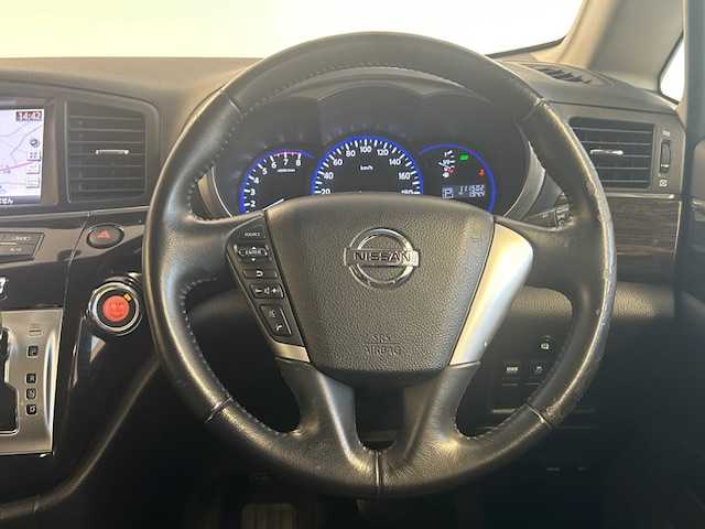 日産 エルグランド 250HWS アーバンクロム 静岡県 2012(平24)年 11.2万km ブリリアントホワイトパール (株)IDOMが運営する【じしゃロン浜松店】の自社ローン対象車両になります。こちらは現金ご利用時の価格です。自社ローンご希望の方は別途その旨お申付け下さい/〇　ナビゲーション/〇　ワンセグテレビ/〇　フリップダウンモニター/〇　全方位カメラ/〇　ウィンカーミラー/〇　プッシュスタート/〇　両側パワースライドドア/〇　ETC/〇　HID/〇　オートライト/〇　純正アルミホイール/〇　電動格納ミラー/〇　ステアリングスイッチ