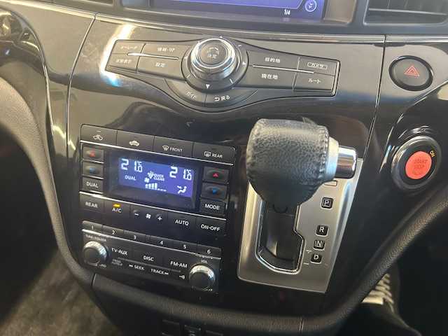 日産 エルグランド 250HWS アーバンクロム 静岡県 2012(平24)年 11.2万km ブリリアントホワイトパール (株)IDOMが運営する【じしゃロン浜松店】の自社ローン対象車両になります。こちらは現金ご利用時の価格です。自社ローンご希望の方は別途その旨お申付け下さい/〇　ナビゲーション/〇　ワンセグテレビ/〇　フリップダウンモニター/〇　全方位カメラ/〇　ウィンカーミラー/〇　プッシュスタート/〇　両側パワースライドドア/〇　ETC/〇　HID/〇　オートライト/〇　純正アルミホイール/〇　電動格納ミラー/〇　ステアリングスイッチ