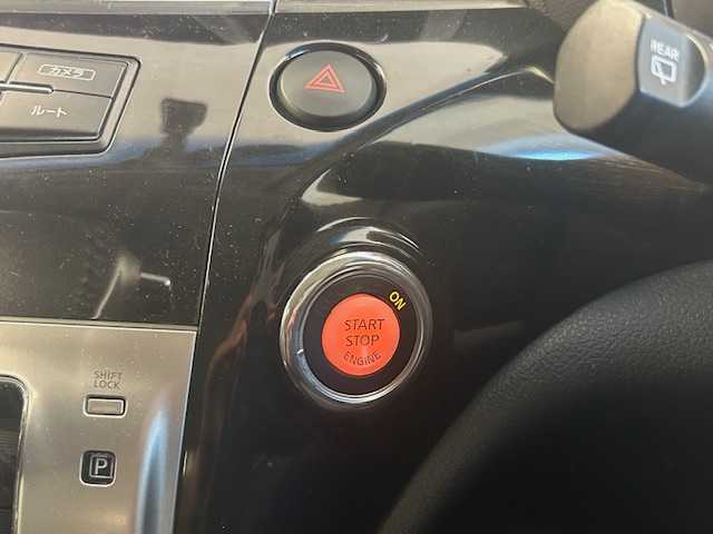 日産 エルグランド 250HWS アーバンクロム 静岡県 2012(平24)年 11.2万km ブリリアントホワイトパール (株)IDOMが運営する【じしゃロン浜松店】の自社ローン対象車両になります。こちらは現金ご利用時の価格です。自社ローンご希望の方は別途その旨お申付け下さい/〇　ナビゲーション/〇　ワンセグテレビ/〇　フリップダウンモニター/〇　全方位カメラ/〇　ウィンカーミラー/〇　プッシュスタート/〇　両側パワースライドドア/〇　ETC/〇　HID/〇　オートライト/〇　純正アルミホイール/〇　電動格納ミラー/〇　ステアリングスイッチ