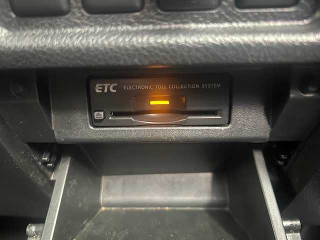 日産 エルグランド 250HWS アーバンクロム 静岡県 2012(平24)年 11.2万km ブリリアントホワイトパール (株)IDOMが運営する【じしゃロン浜松店】の自社ローン対象車両になります。こちらは現金ご利用時の価格です。自社ローンご希望の方は別途その旨お申付け下さい/〇　ナビゲーション/〇　ワンセグテレビ/〇　フリップダウンモニター/〇　全方位カメラ/〇　ウィンカーミラー/〇　プッシュスタート/〇　両側パワースライドドア/〇　ETC/〇　HID/〇　オートライト/〇　純正アルミホイール/〇　電動格納ミラー/〇　ステアリングスイッチ