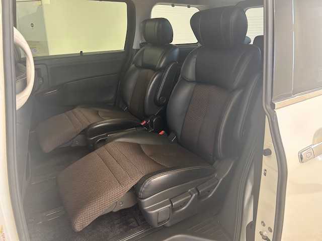 日産 エルグランド 250HWS アーバンクロム 静岡県 2012(平24)年 11.2万km ブリリアントホワイトパール (株)IDOMが運営する【じしゃロン浜松店】の自社ローン対象車両になります。こちらは現金ご利用時の価格です。自社ローンご希望の方は別途その旨お申付け下さい/〇　ナビゲーション/〇　ワンセグテレビ/〇　フリップダウンモニター/〇　全方位カメラ/〇　ウィンカーミラー/〇　プッシュスタート/〇　両側パワースライドドア/〇　ETC/〇　HID/〇　オートライト/〇　純正アルミホイール/〇　電動格納ミラー/〇　ステアリングスイッチ