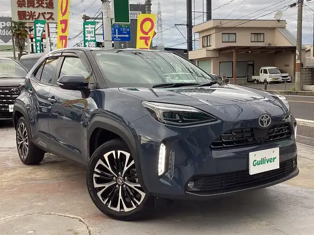 トヨタ ヤリスクロス ハイブリッド Z 京都府 2024(令6)年 1.3万km マッシブグレー 4WD寒冷地仕様/リアLEDフォグ/PWバックドア/アクセサリーコンセント(100V 1500W)/外部給電アタッチメント/ディスプレーオーディオプラス/　ナビ フルセグTV BT USB HDMI/前後ドライブレコーダー/ビルトインETC2.0/運転席PWシート/前席シートヒーター/ステアリングヒーター/LEDヘッドライト/LEDフロントフォグ/セーフティセンス/　プリクラッシュセーフティ/　レーントレースアシスト/　レーンディパーチャーアラート/　レーダークルーズッコントロール/　オートハイビーム/ブラインドスポットモニター/パーキングサポートブレーキ　/安心降車アシスト/ダウンヒルアシスト/スマートキー×2/新車保証書/取扱説明書
